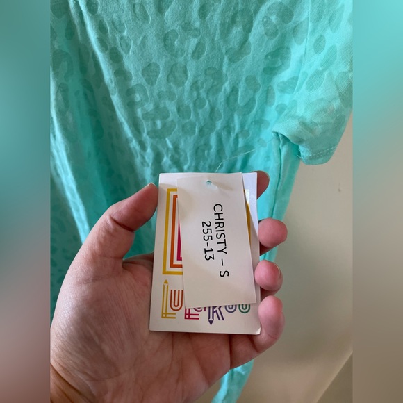 ✨NWT Women’s LuLaRoe Cheetah Print Short Sleeve Shirt Size S - Picture 5 of 8